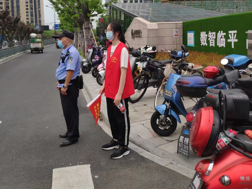 新时代志愿服务战高温迎烤验星桥街道团工委开展文明劝导活动